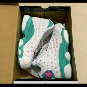 Women's Jordan 13 aurora's, sz 6,